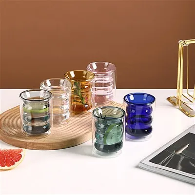 La taza de vidrio de doble pared tiene un interior teñido y multicolor.