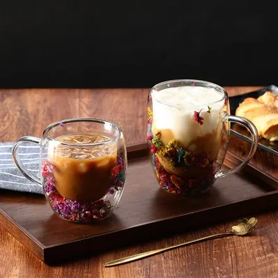 Taza de vidrio de doble pared con diseño de flores secas